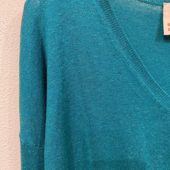 Absolut Cashmere V-Neck Sweater Size XS EUC - Picture 3 of 5
